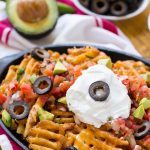 Las papas fritas están cubiertas con aderezos a base de nachos para un refrigerio divertido y delicioso.  Anuncio de #FarmtoFlavor