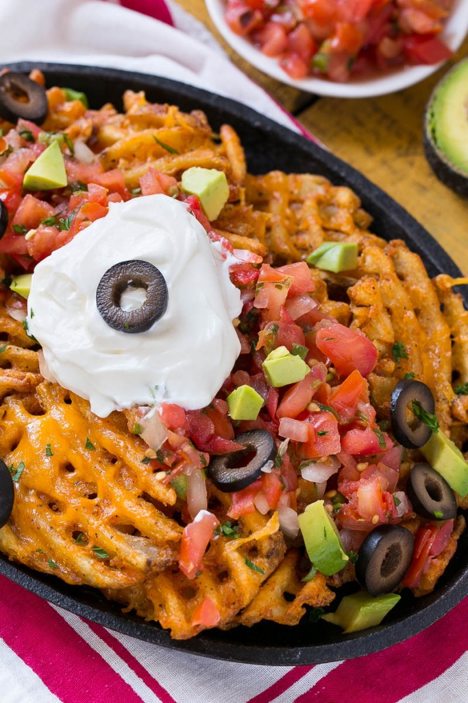 Las papas fritas están cubiertas con aderezos a base de nachos para un refrigerio divertido y delicioso.