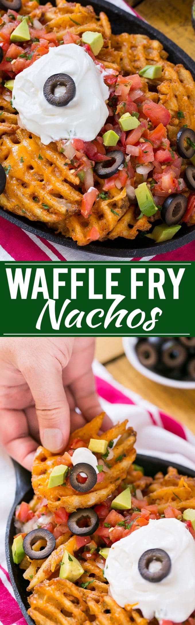 Las papas fritas están cubiertas con aderezos a base de nachos para un refrigerio divertido y delicioso.