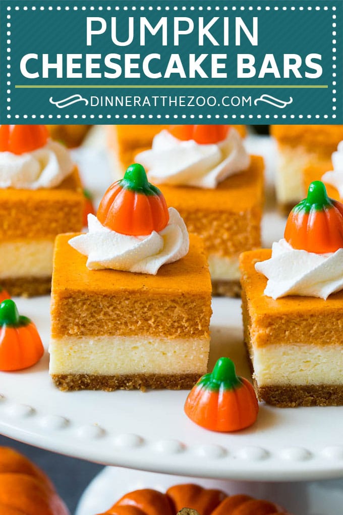 Estas barras de pastel de queso y calabaza son capas de corteza de galleta Graham, pastel de queso de vainilla y pastel de queso de calabaza, todos cocinados juntos para crear un postre fantástico.