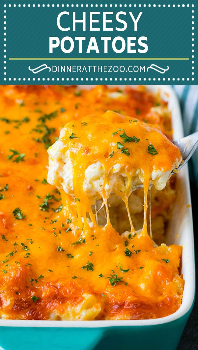 Estas papas con queso son papas cortadas en cubitos mezcladas con una mezcla cremosa de crema agria, mantequilla y queso, luego se cocinan a la perfección.