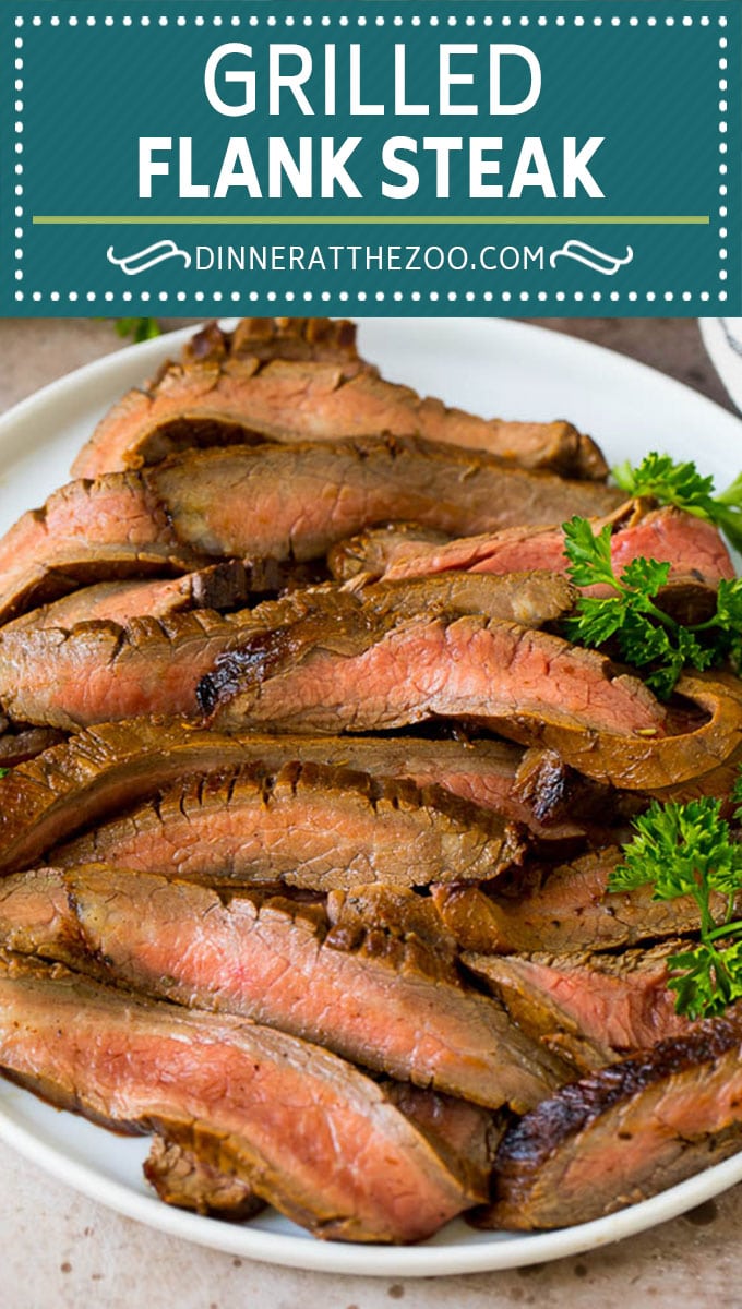 Este bistec a la parrilla se cubre con una sabrosa marinada y luego se cocina en una parrilla hasta que esté perfectamente tierno y jugoso.