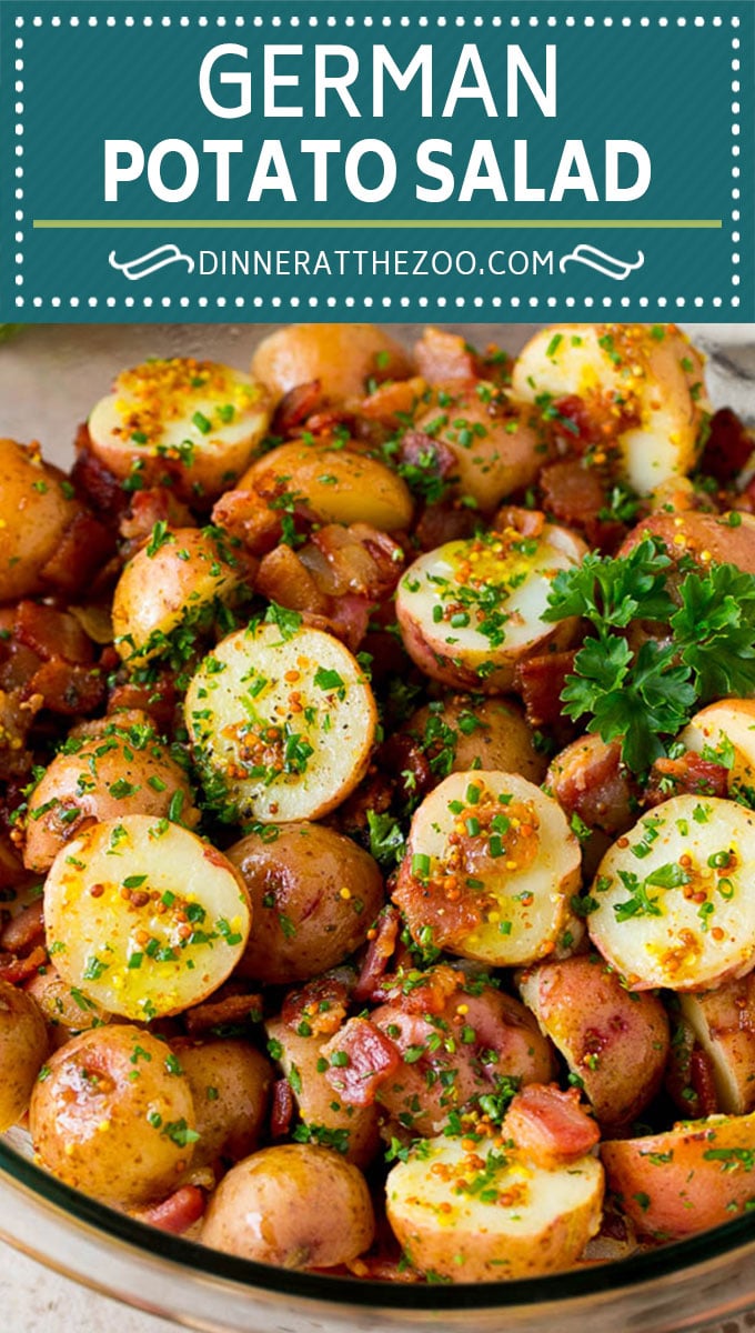 Esta ensalada de papas alemana está hecha de papas nuevas hervidas mezcladas con tocino picante y salsa de mostaza, luego adornada con hierbas frescas.