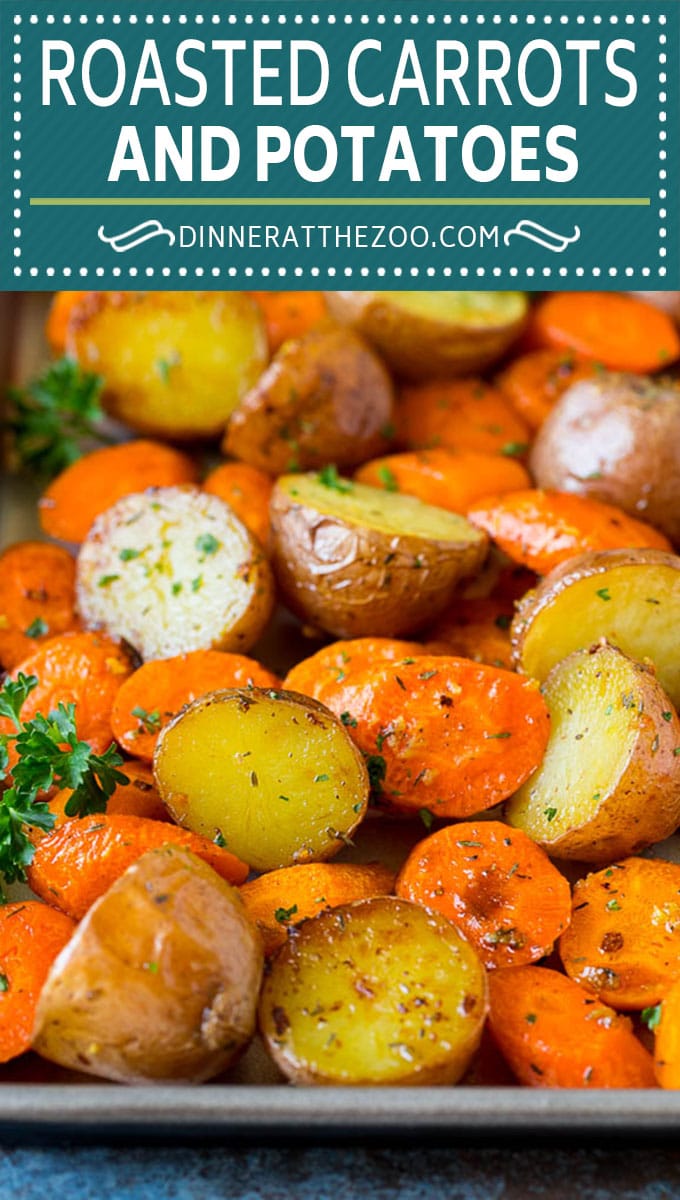 Estas papas y zanahorias asadas se cubren con mantequilla, ajo y hierbas, luego se cocinan hasta que estén doradas y tiernas.