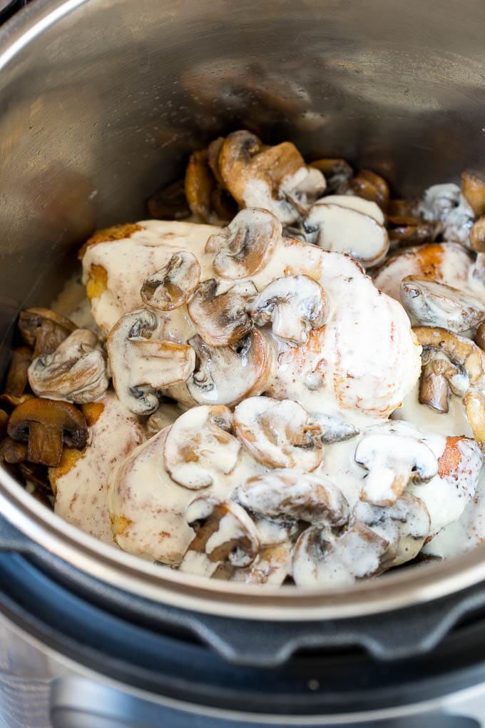 Pechugas de pollo con champiñones salteados y salsa cremosa en cazuela instantánea.
