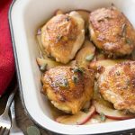 Este pollo glaseado con sidra es la cena perfecta para una ajetreada noche semanal: solo tiene 6 ingredientes y está listo en 30 minutos.