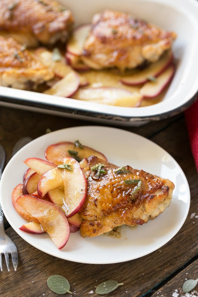 Este pollo glaseado con sidra es la cena perfecta para una ajetreada noche semanal: solo tiene 6 ingredientes y está listo en 30 minutos.