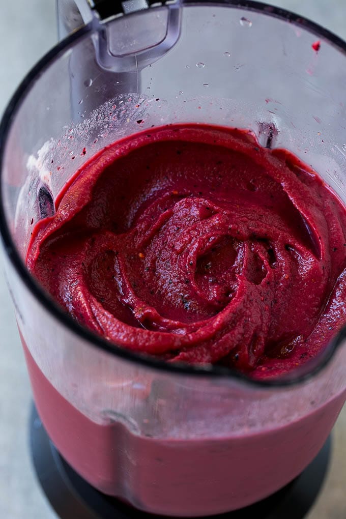Batido de frutas congeladas en una licuadora.