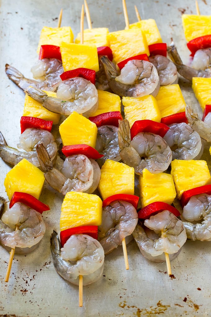 Camarones, piña y pimientos en brochetas.