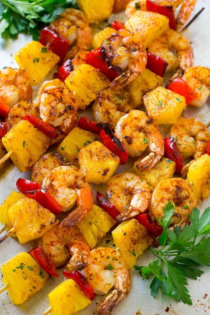 Brochetas de camarones Jerk con piña fresca, pimientos rojos y condimento Jerk.
