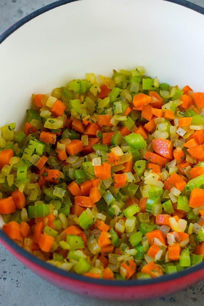 Zanahorias, cebollas y apio en una olla.