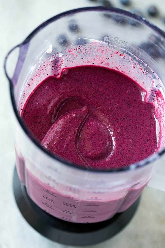 Batido de arándanos en una licuadora.