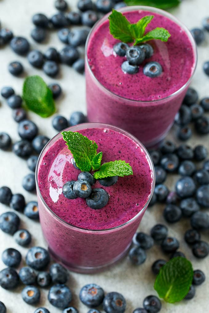 Batidos de arándanos con guarnición de menta y arándanos frescos.