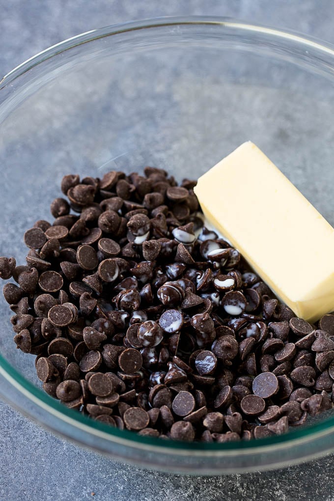 Receta de brownie de menta | Brownies en capas | Brownies helados #brownies #chocolate #frosting #mint #postre #dinneratthezoo Copos de chocolate, mantequilla y nata en un bol.