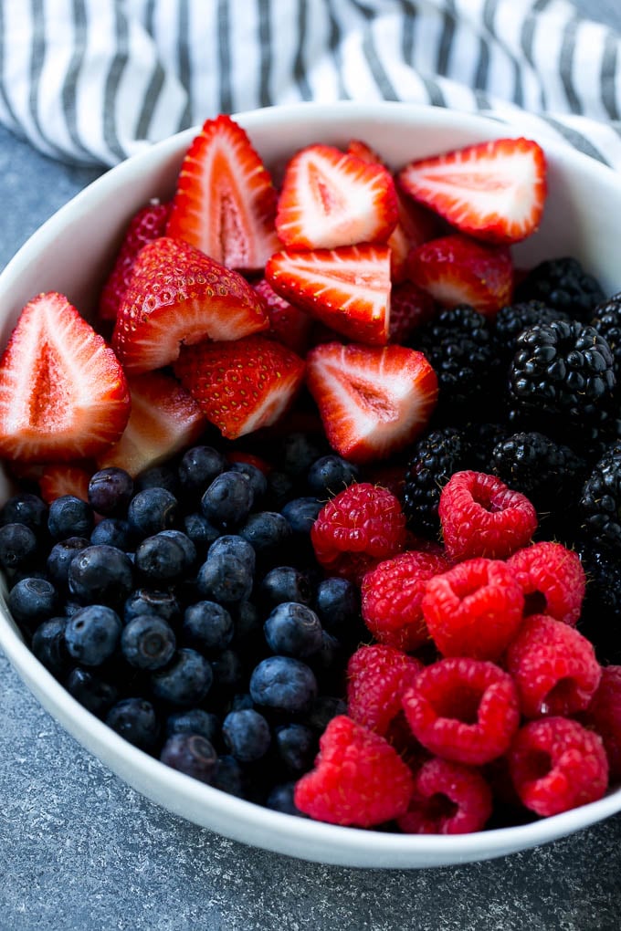 Un tazón de arándanos, frambuesas, moras y fresas.