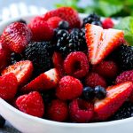 Ensalada de frutos rojos con frambuesas, arándanos, moras y fresas, todo en una vinagreta a base de miel.