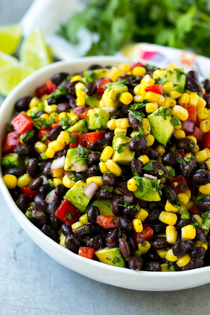 ensalada de frijoles negros y maíz