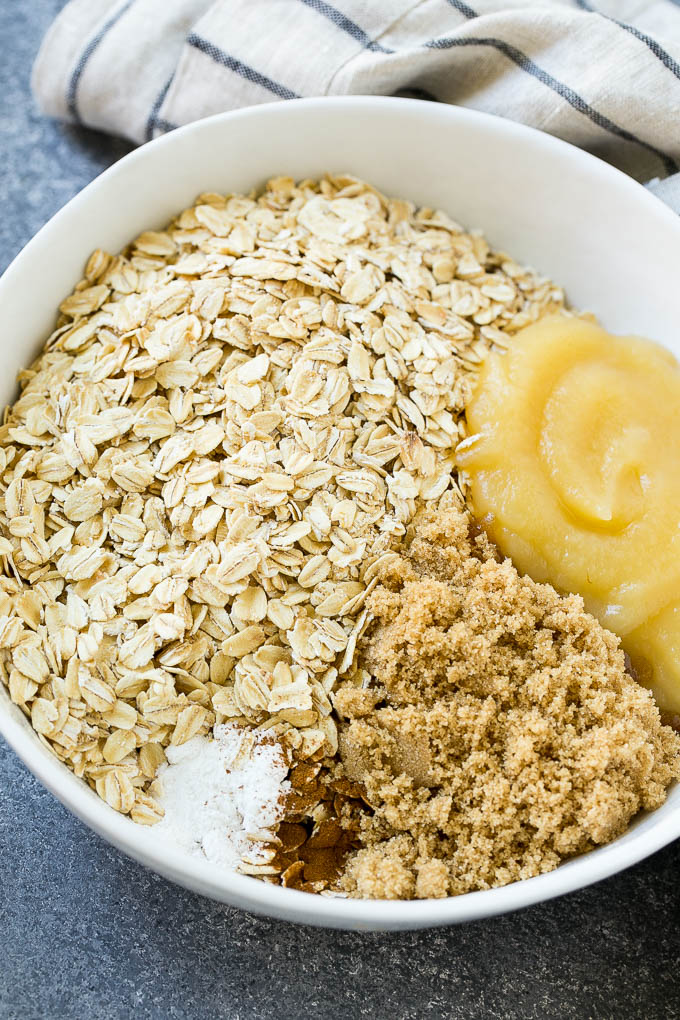 Un cuenco de avena, puré de manzana, azúcar morena, canela y levadura.