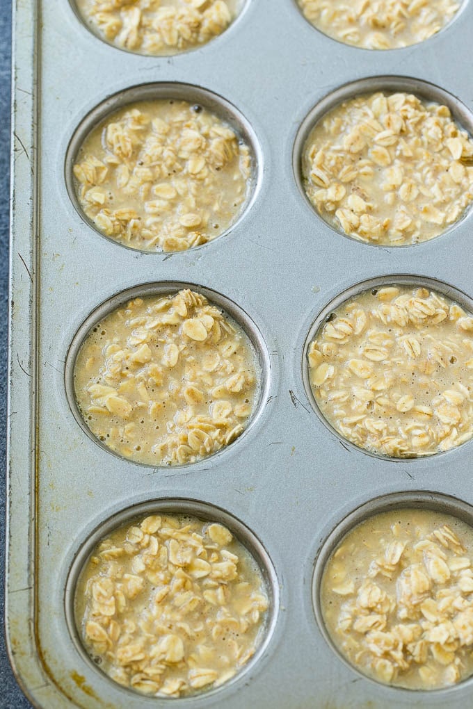 Masa de avena al horno vertida en moldes para muffins.