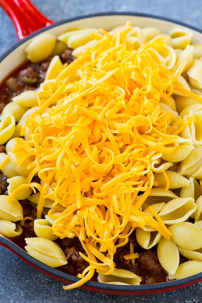 Carne molida en salsa de tomate con pasta y queso rallado.