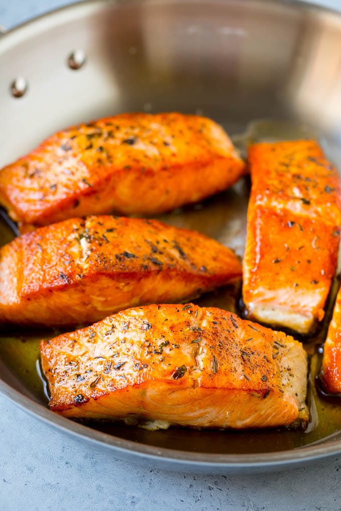Filetes de salmón salteados en una sartén.