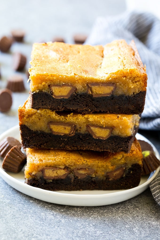 Una pila de rebanadas de pastel de mantequilla pegajosa de chocolate con mantequilla de maní.