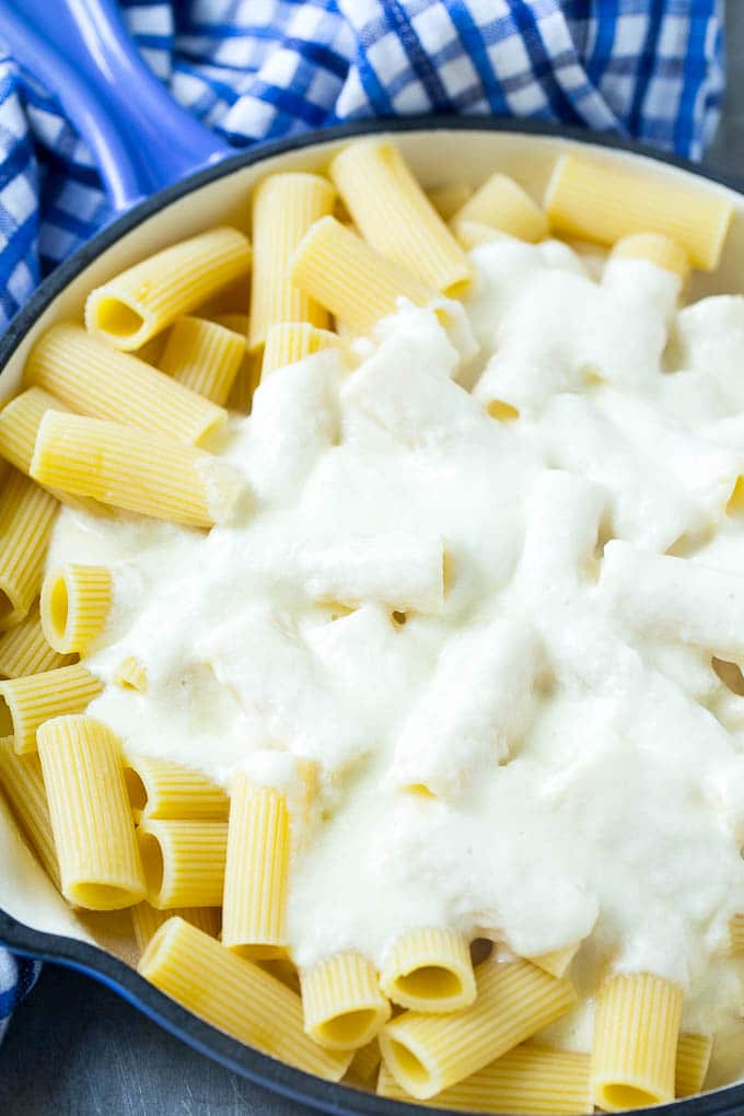 Rigatoni con salsa cremosa provolone.