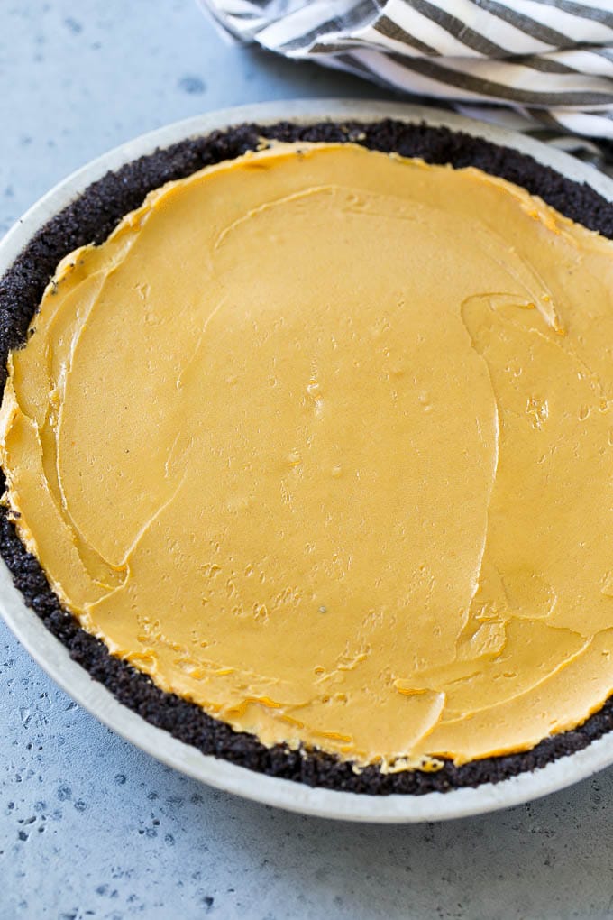 Relleno de mantequilla de maní en una corteza de galleta de chocolate