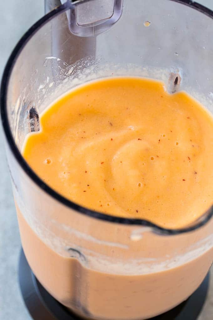 Una licuadora llena de batido de melocotón.