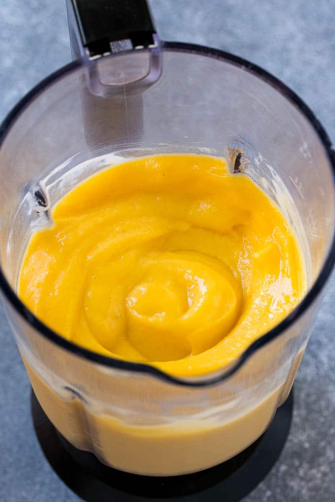 Receta de batido de mango | Receta de mango | Batido saludable #mango #smoothie #drink #dinneratthezoo Una licuadora llena de batido de mango.