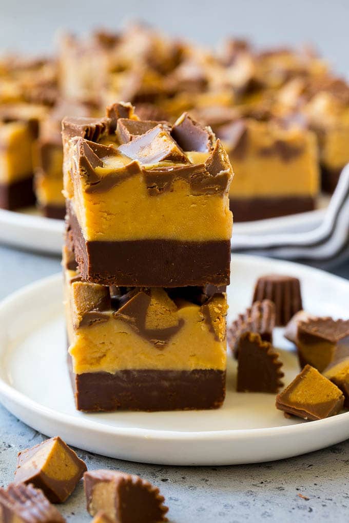 Receta de dulce de chocolate con mantequilla de maní |  Fudge de mantequilla de maní |  Receta fácil de dulce de azúcar # Chocolate # Mantequilla de maní # Dulce de azúcar # Hornear # Postre # Cena Trozos apilados de chocolate amargo con mantequilla de maní en un plato.