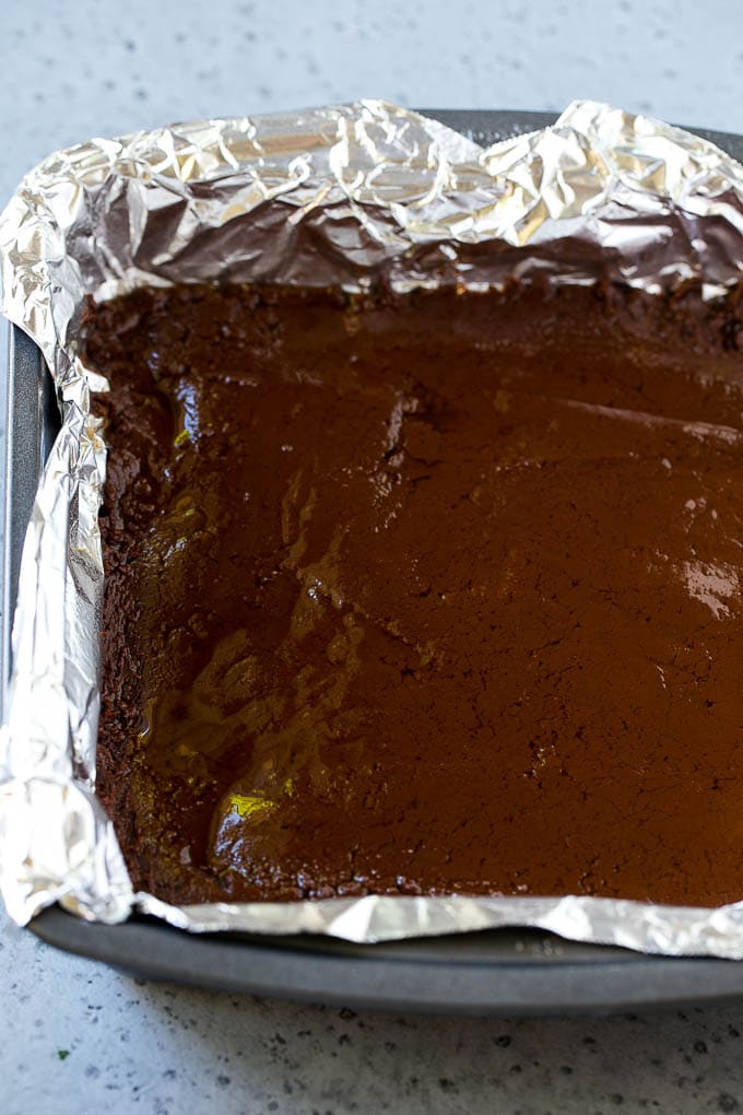 Receta de dulce de chocolate con mantequilla de maní |  Fudge de mantequilla de maní |  Receta fácil de dulce de azúcar # Chocolate # Mantequilla de maní # Dulce de azúcar # Hornear # Postre # Cena Una capa de chocolate negro en una cacerola.