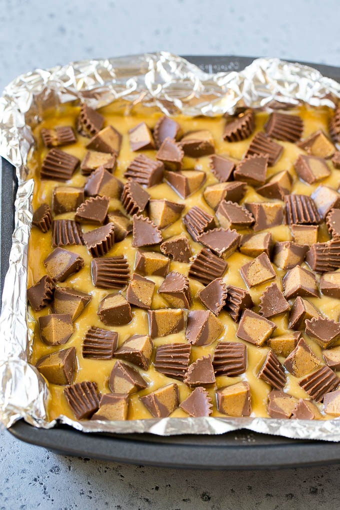 Receta de dulce de chocolate con mantequilla de maní |  Fudge de mantequilla de maní |  Receta fácil de dulce de azúcar # Chocolate # Mantequilla de maní # Dulce de azúcar # Hornear # Postre # Cena Fudge de chocolate con mantequilla de maní en capas en una sartén cuadrada.