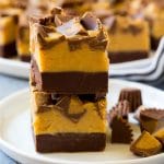 Trozos apilados de chocolate amargo con mantequilla de maní en un plato.