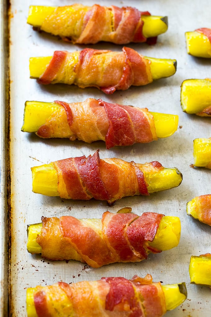 Receta de tocino envuelto en escabeche |  Patatas fritas encurtidas |  Receta baja en carbohidratos # encurtidos # tocino #lowcarb #keto #dinneratthezoo Encurtidos lanzas envueltas en tocino crujiente en una bandeja para hornear.
