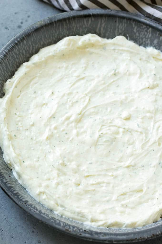 Una capa de queso crema y crema agria mezclada con aderezo ranchero.