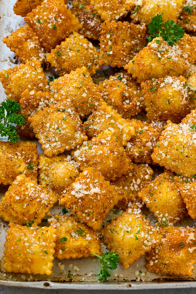 Un manojo de ñoquis fritos aderezado con parmesano y perejil picado.