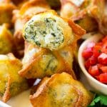 Wonton de espinacas y alcachofas con salsa casera de espinacas y alcachofas relleno en envoltorios de wonton frito.