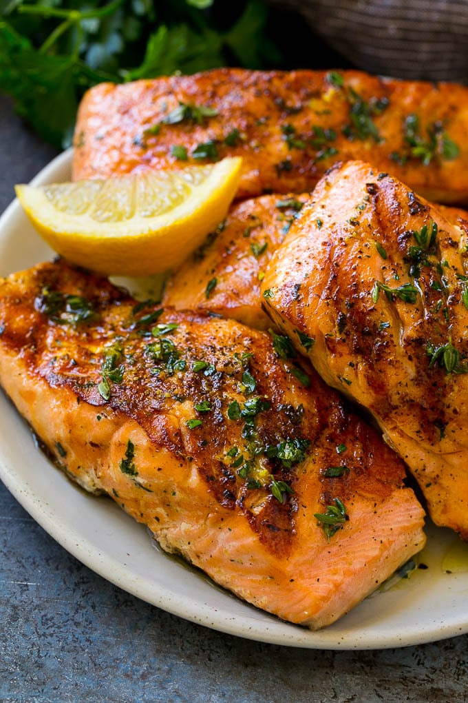 Salmón marinado con ajo y hierbas