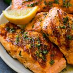 Filetes de salmón marinado a la plancha con limón, ajo y hierbas.