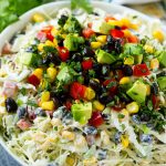 Ensalada de col rizada mexicana a base de col rizada, frijoles negros, maíz, chile y aguacate, mezclada con una cremosa vinagreta.