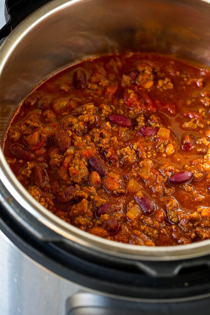 Una olla instantánea llena de chili de ternera.