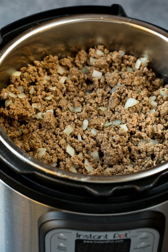 Carne molida y cebollas en una olla instantánea.