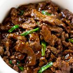 Carne mongol en olla de cocción lenta con filete de falda en rodajas finas cocinado con salsa de soja, azúcar morena, ajo y jengibre.