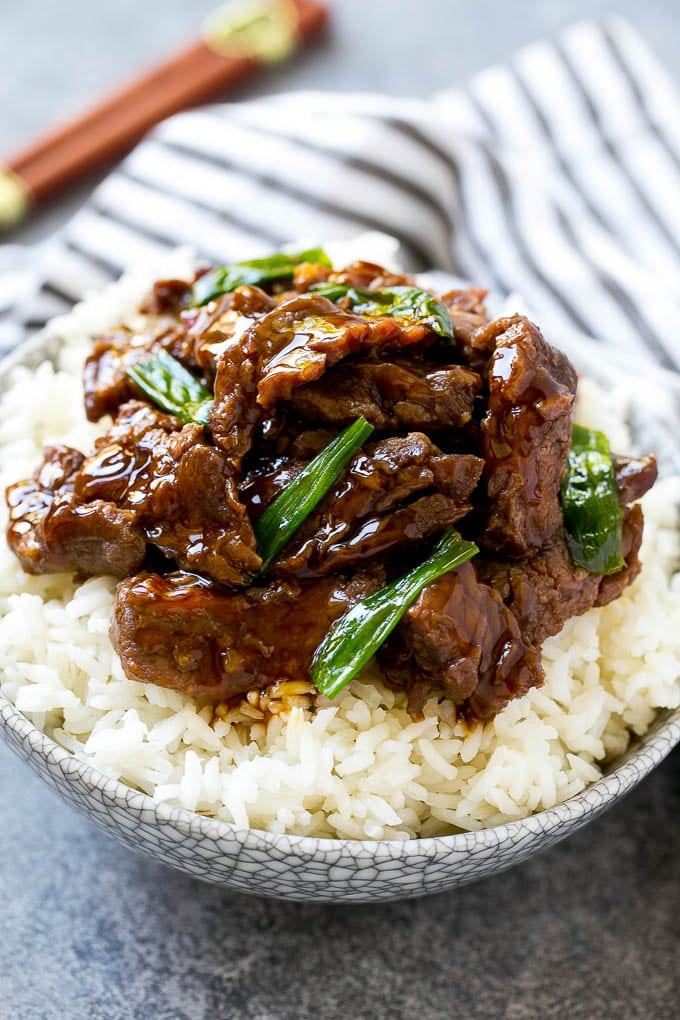 Un tazón de arroz cubierto con carne mongol cocida a fuego lento.