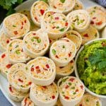 Rollitos de taco hechos con queso crema, pollo, queso cheddar y pimientos.