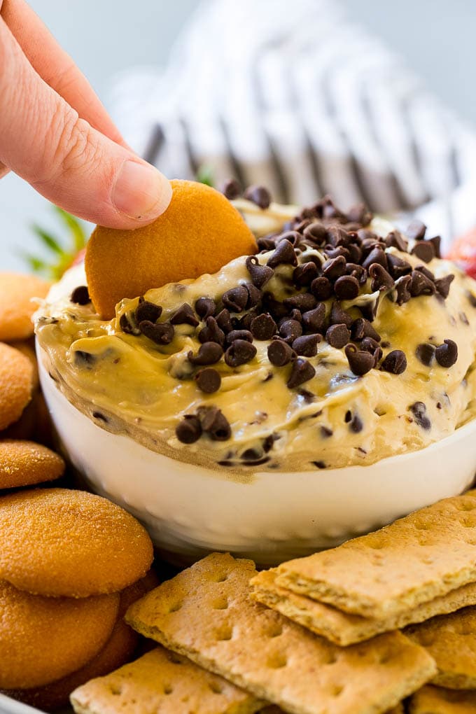 Una galleta en un cuenco de masa para galletas.