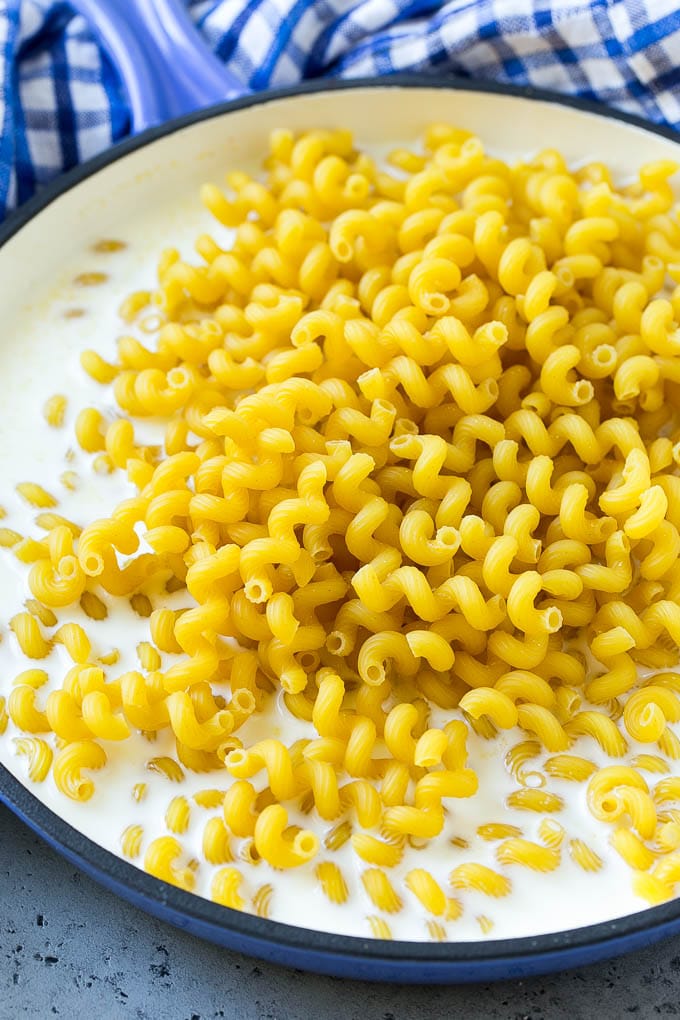 Budín de pasta con aderezos en una cacerola.