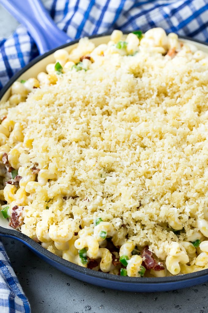 Macarrones con queso cubiertos con panko y pan rallado de parmesano.