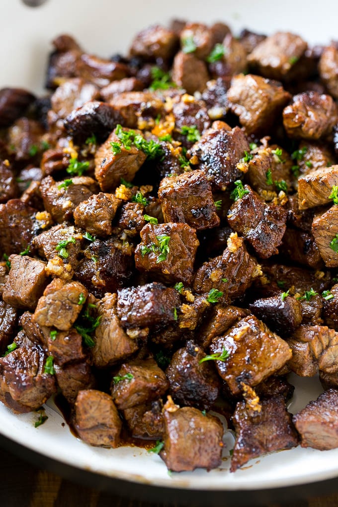 Trozos de bistec con mantequilla de ajo